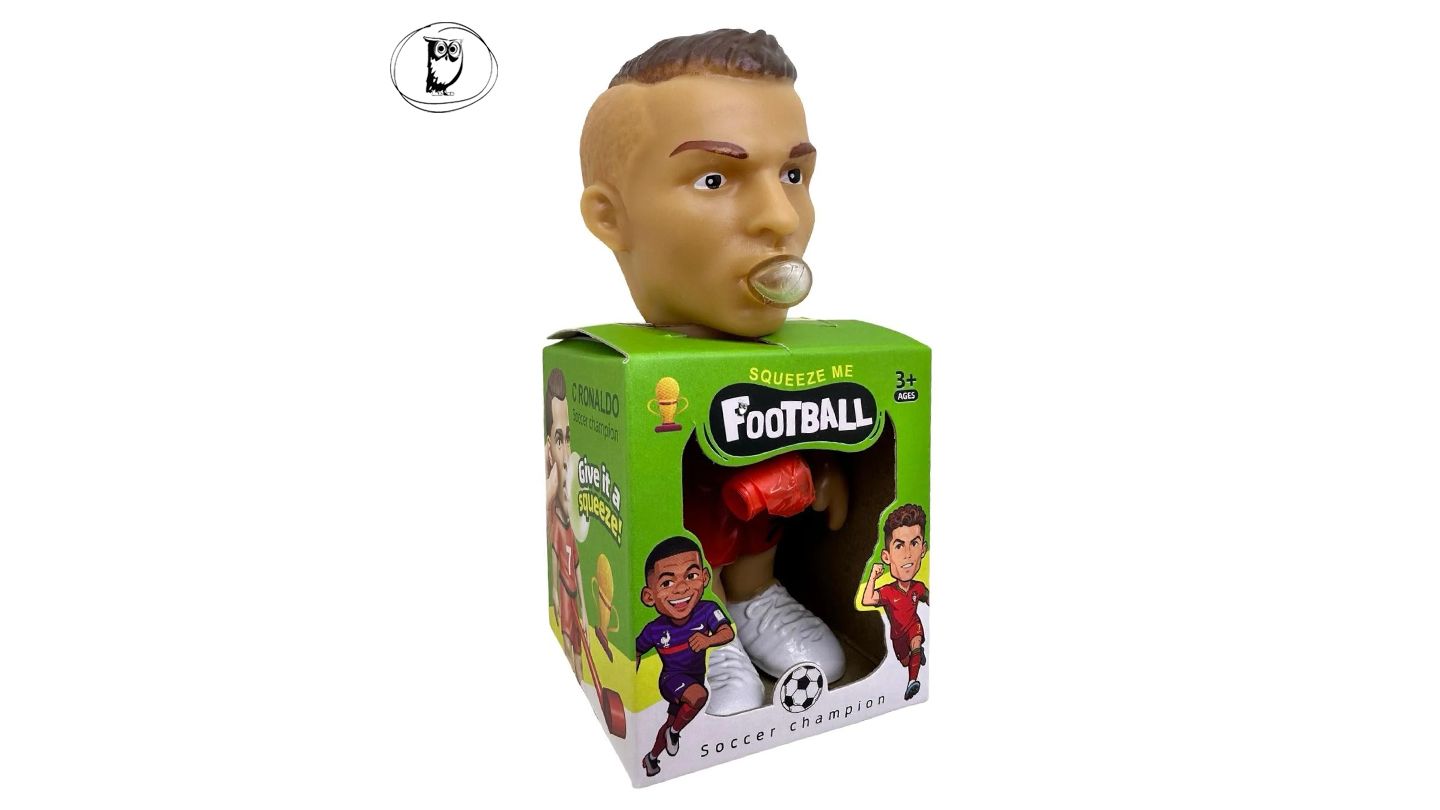 דמות שחקן כדורגל מפריח בועות עם אורות - C RONALDO