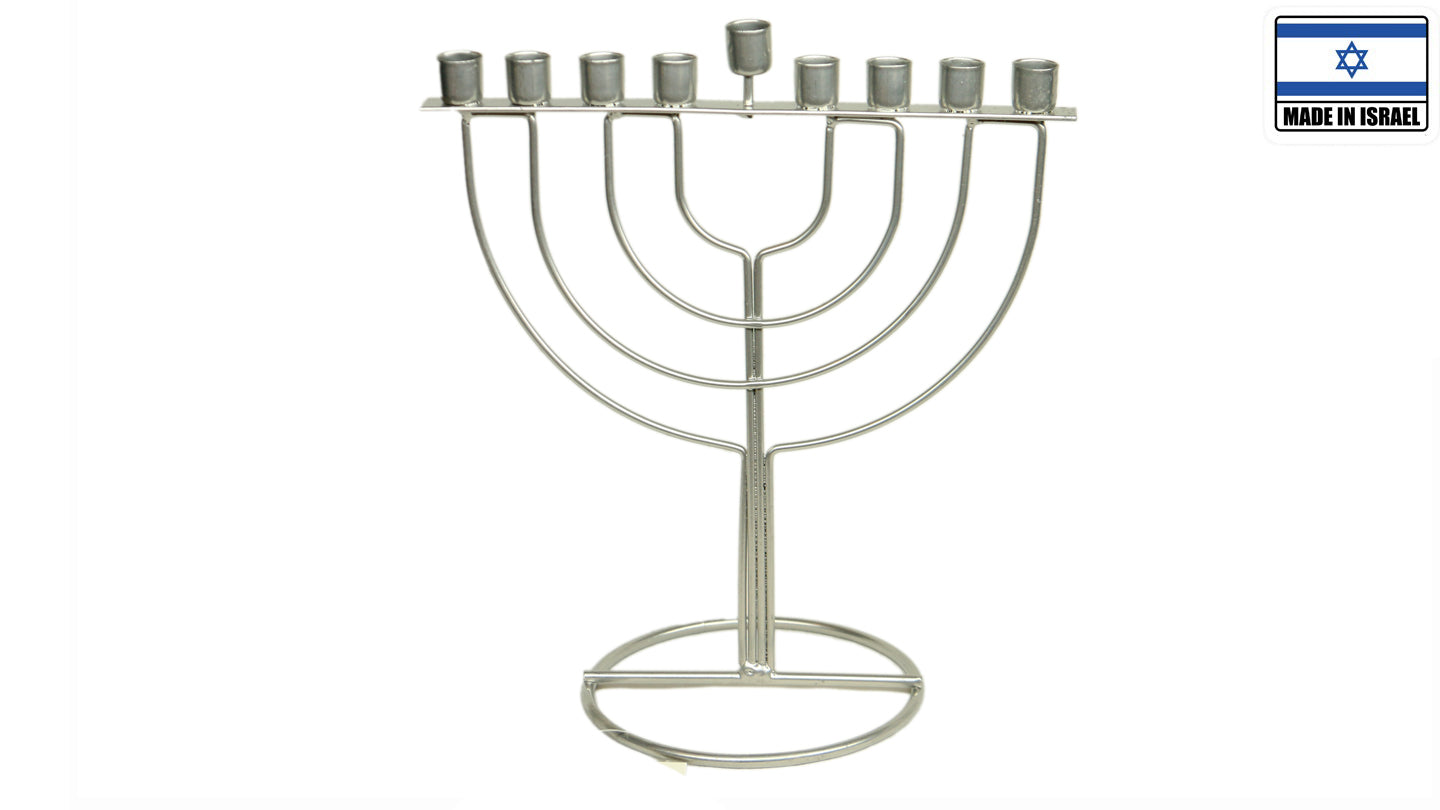 חנוכיה ממתכת בצבע כסף