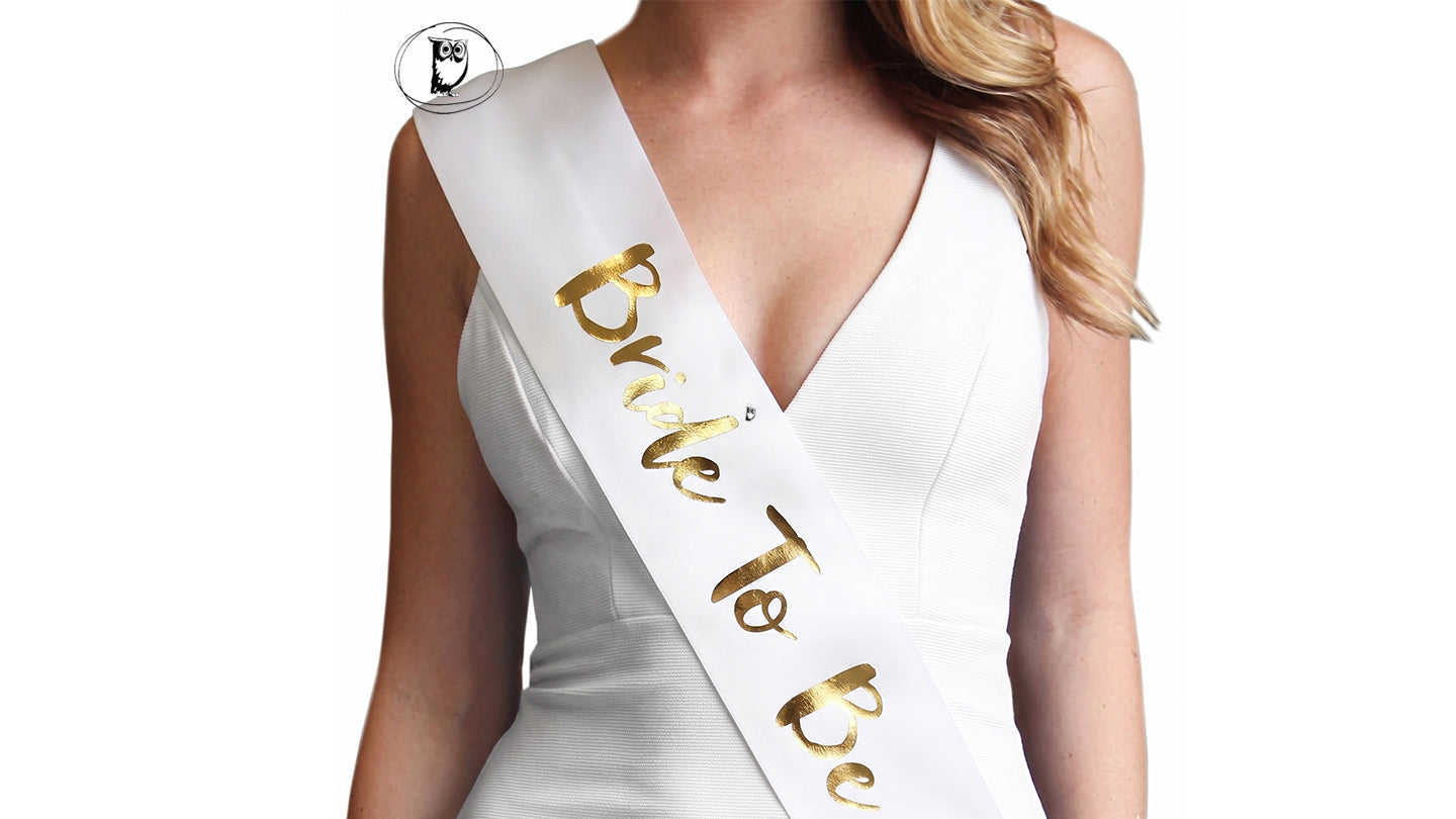 סרט כלה בצבע לבן עם כיתוב זהב  BRIDE TO BE