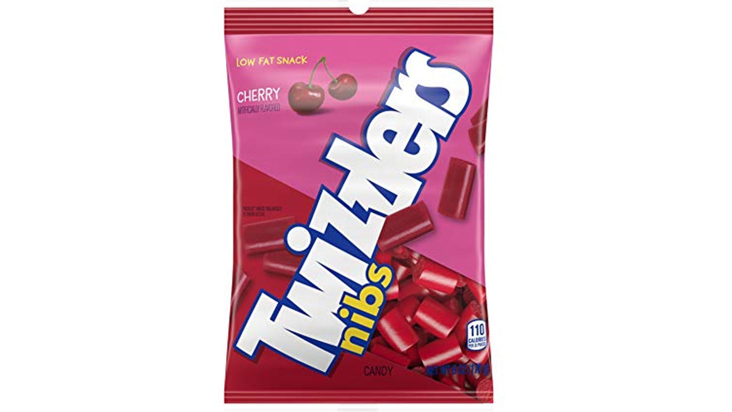 טוויזלרס צינורות חתוכים בטעם דובדבן -  TWIZZLERS NIBS